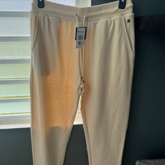 ROXY JOGGER COLOR CREAM - SIZE LARGE - BRAND NEW - Picture 1 of 4